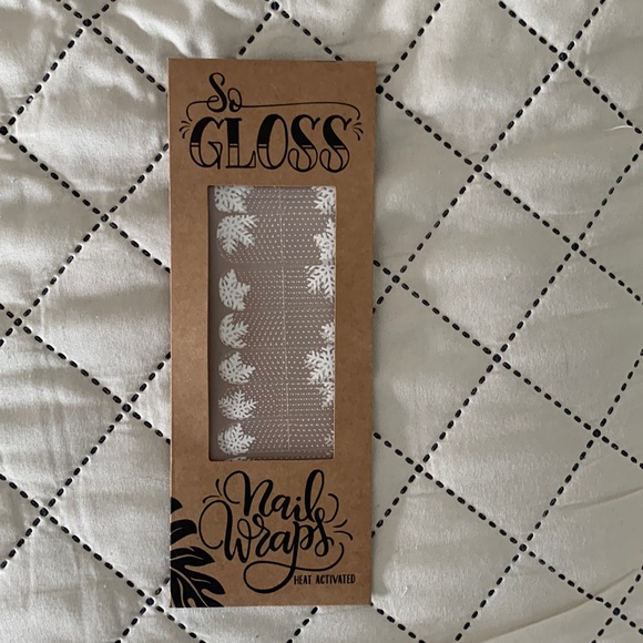 So Gloss white snowflake nail wraps. - Picture 1 of 3